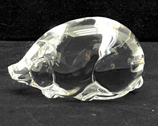 LOT 23 Register: www.woodardlipe.com STEUBEN CRYSTAL GLASS PIG PAPERWEIGHT Height 1.75 in, length 3 in. Crystal Pig figurine by Steuben Glass is etched Steube on the underside of the figure.