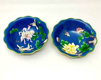 LOT 97 Register: www.woodardlipe.com PAIR VINTAGE CLOISONNE BOWLS WITH CHRYSANTHEMUM MOTIF Diameter 8.25 in. Heavy aqua and teal enamel bowl on brass bowl with Chrysanthemum imagery on both interior and exterior surfaces.