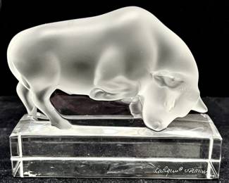 LOT 26 Register: www.woodardlipe.com LALIQUE "LEDA AND THE SWAN" FROSTED CRYSTAL PAPERWEIGHT Height 4.5 in, length 2 in, width 2 in, Frosted Leda and the Swan on clear base is etched Lalique on the bottom of the figurine.