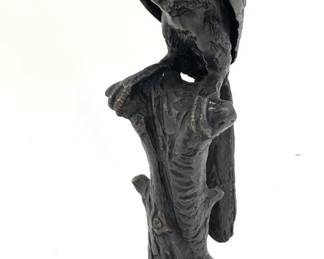 LOT 91 Register: www.woodardlipe.com MAITLAND SMITH STYLE BRONZE PARROT SCULPTURE Diameter 6 in, height 14 in. Antique-style patinated bronze bird statue on tree stump on base.