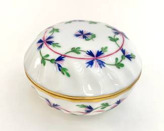 LOT 7 Register: www.woodardlipe.com HEREND CORNFLOWER GARLAND ROUND TRINKET BOX