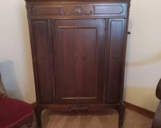 Victor Victrola VV 8-12 Orthophonic Phonograph, with original sleeve books