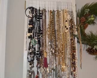Lots of very nice jewelry 