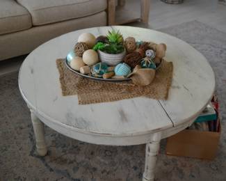 Very nice round farmhouse style coffee tablw