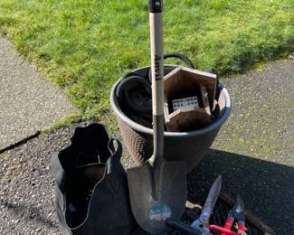 55 YardHandToolsBeeHousePotShoeScraperSpade