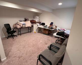 Various Household Goods – Kitchen items, decorative pieces & everyday essentials.