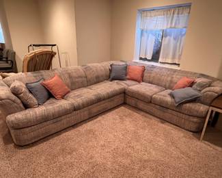 Cozy Sectional Couch with Pull-Out Bed – Perfect for guests or lounging!