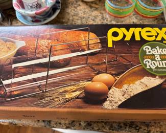 Vintage Pyrex round in box
