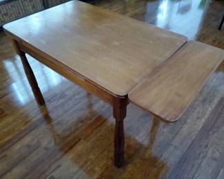 Table w/ two pull-out leaves