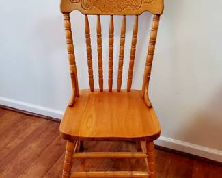 Round Oak Table w/ 6 Chairs and 2 Leaves