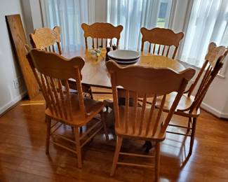 Round Oak Table w/ 6 Chairs and 2 Leaves