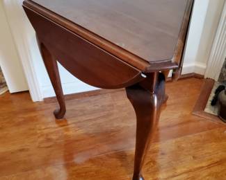 Pennsylvania House Round Triangle Drop Leaf 3-sided End Table