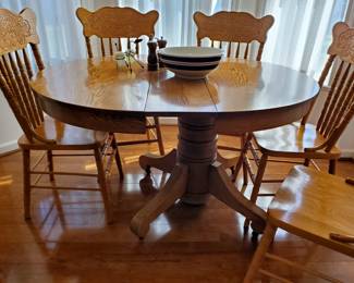 Round Oak Table w/ 6 Chairs and 2 Leaves