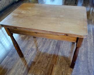 Table w/ two pull-out leaves