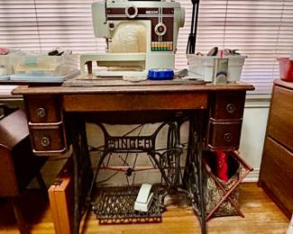Singer sewing table