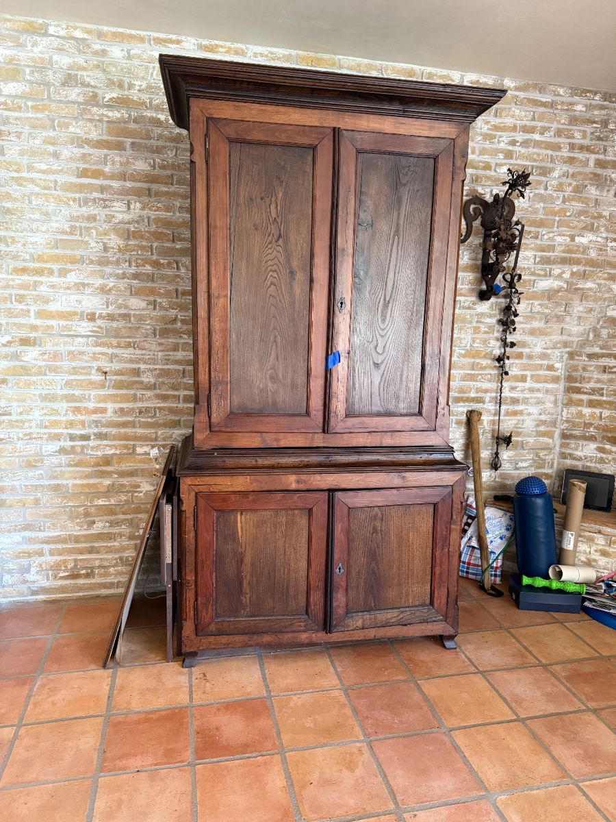 Buffet deux corps
Louis phillipe style 
$350