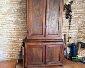 Buffet deux corps
Louis phillipe style 
$350