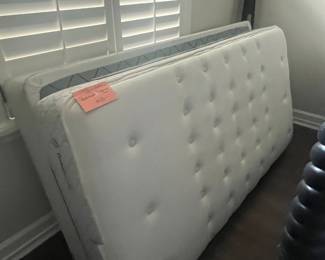 Twin size Sealy Posturepedic mattress and box. Excellent condition!