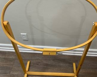 Quilting and embroidery hoop with stand