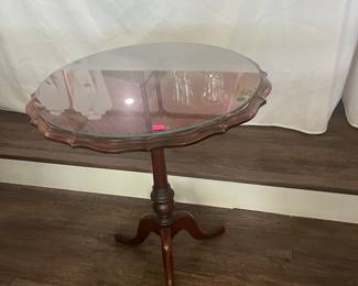 Chippendale style pie crust table w/glass top