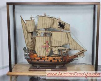 1 Galeon Espanol 1540. Model Ship in Glass Display Case