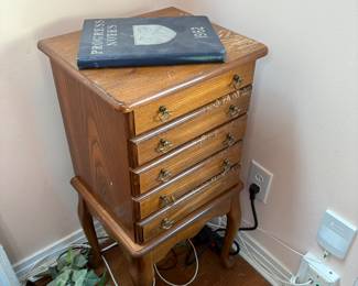 Jewelry cabinet 