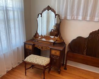 AMAZING BEDROOM SET.  IT IS ORGINAL, 