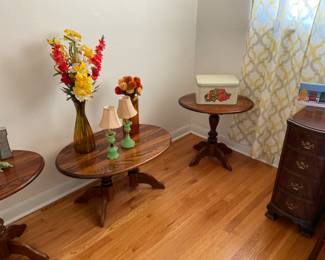 SMALLER TABLES AND GREAT FLORAL 