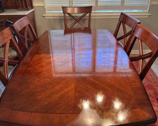 Beautiful dining table with 6 chairs