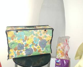 Adorable, 1970's Flower power Suitcase
