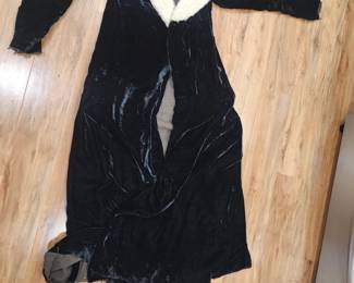 1940'S VELVET AND FUR COAT