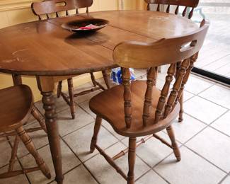 Kitchen dining table ( top needs refinishing) w 4 chairs 