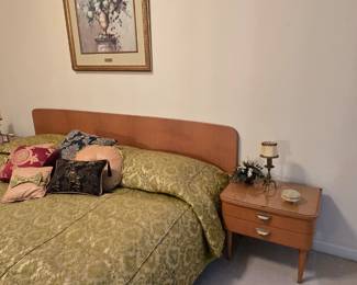 Mid Century Modern BR suite w/King bed
