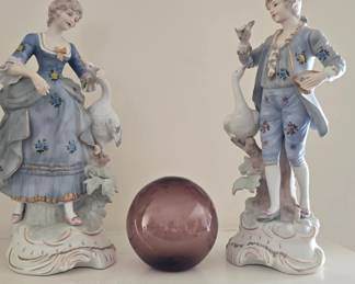 Un marked figurines