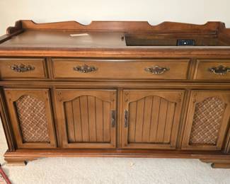 Mid Century Modern Entertainment console w/turntable, AM/FM, 8 track!