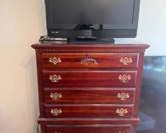 TVs all sizes     English Style Wooden 6 drawers