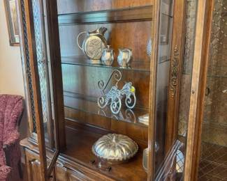 Med. China Cabinet 3 drawer and 3 Glass shelves, 2 lights