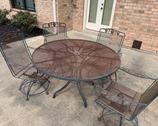 Metal Outdoor Furniture 4 Chairs and Solid Table
