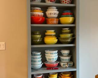 Impressive collection of vintage Pyrex & Fire King kitchenware (shelf NFS)