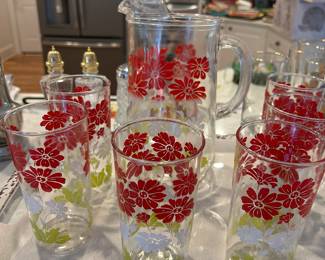 Lots of vintage glassware