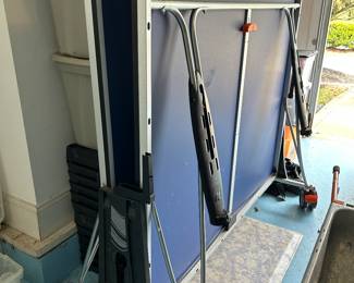 Ping pong table (like-new)