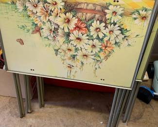 #82	vintage 4 tv trays with daisy print 	 $20.00