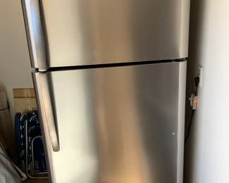 #71	18 cu Frigidaire freeze on top stainless lftr18	 $100.00