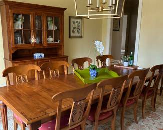 Ethan Allen  maple dining table and 8 chairs with carved pineapple backs.
