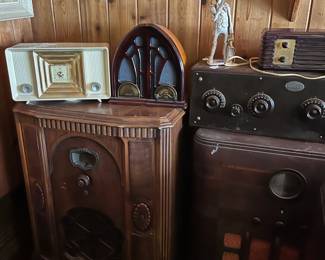 large collection of antique radios, all sizes, not tested.