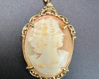 14K Gold Cameo Brooch / Pendant
