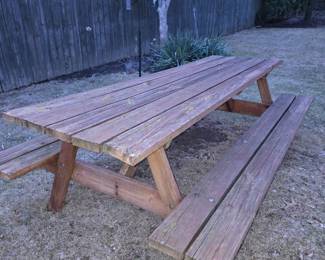 Picnic table