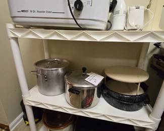 Kitchen items, roaster