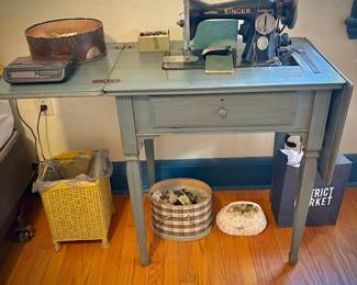Vintage 1950s Singer 15-90 sewing machine and table
