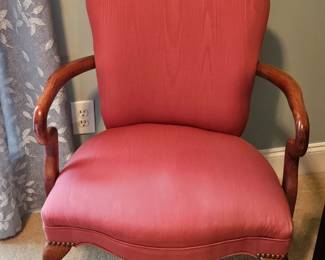 Very nice side chair hardly used 